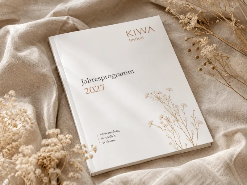 Gedrucktes Jahresprogramm des KIWA-Instituts auf Leinen