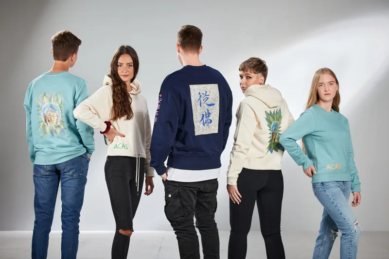 Fünf junge Menschen in Sweatern und Hoodies der ACAS Art Collection