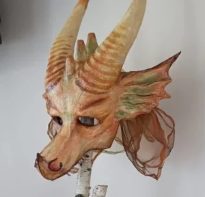 Handgefertigte Drachenmaske mit Hörnern auf einem Ständer