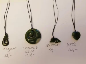 Jadeanhänger an Bändern mit Preisen: Haken, große Spirale, Delfin, Herz