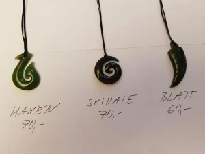 Jadeanhänger an Bändern mit Preisen: Haken, Spirale, Blatt