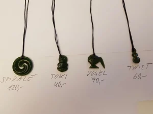 Jadeanhänger an Bändern mit Preisen: Spirale, Toki, Vogel, Twist