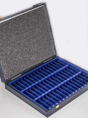 Geöffneter blauer Kasten mit Fächern für Nosoden
