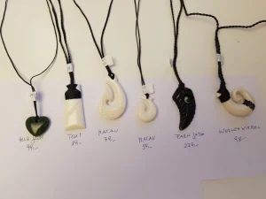 Maori-Anhänger aus Jade und Knochen an Bändern mit Preisschildern