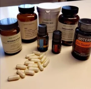 Nahrungsergänzungsmittel in Dosen und Fläschchen, davor Kapseln
