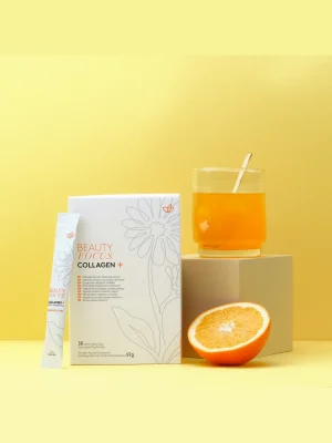 Packung Beauty Focus Collagen+ mit Portionsbeutel, Glas und Orange