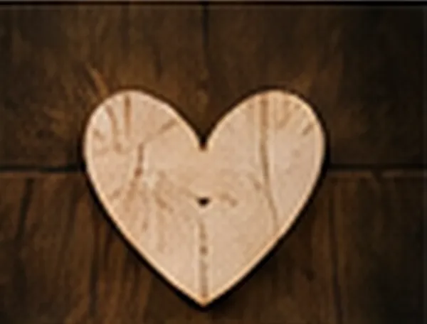 Herz aus hellem Holz auf dunklem Holzgrund