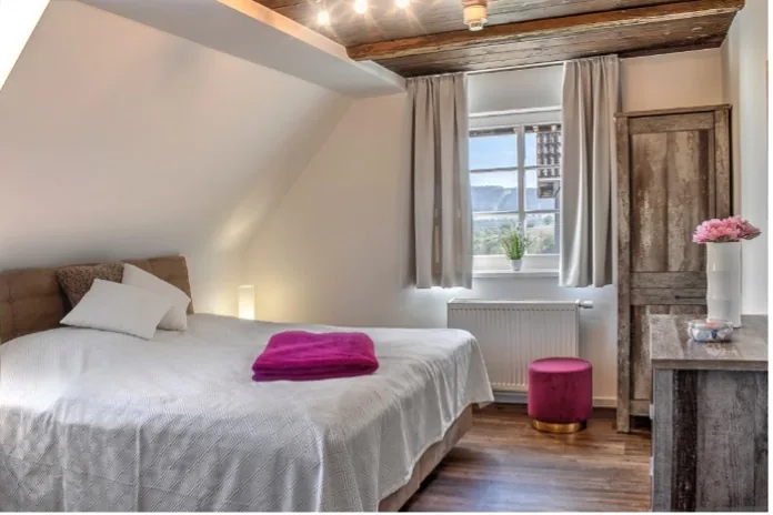 Helles Gästezimmer im Schloss Falkenhaus
